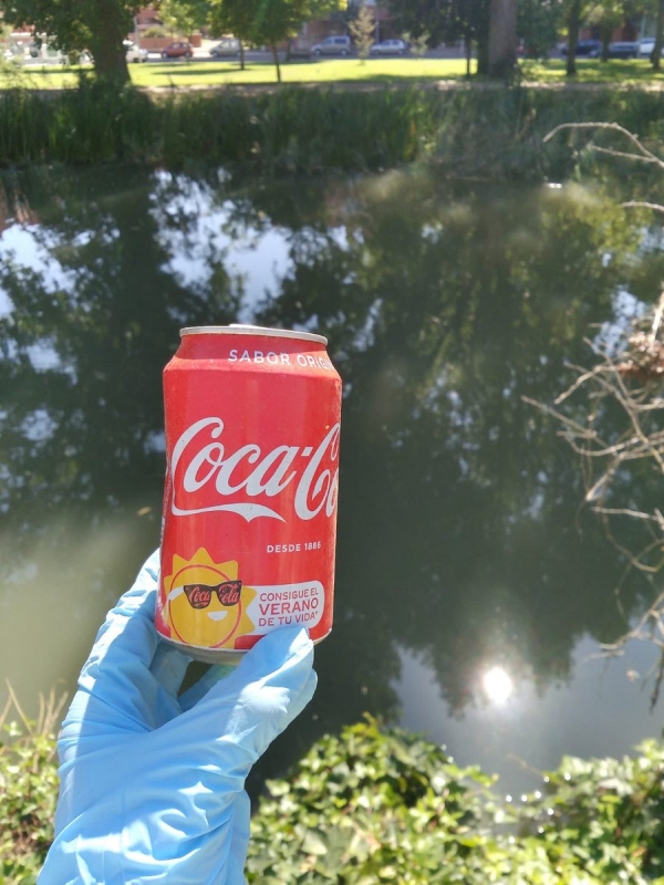 그린피스 에스파냐에서 15일 진행한 '브랜드 감사'에서 발견한 코카콜라 캔.(그린피스 에스파냐 트위터)/그린포스트코리아