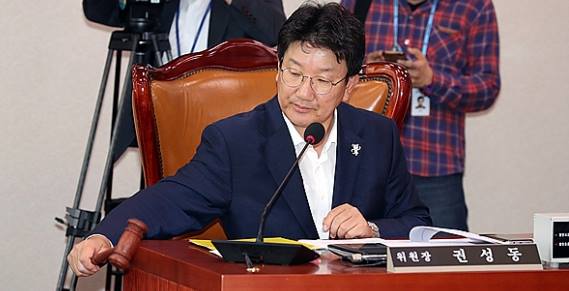 검찰이 권성동 자유한국당 의원에 대한 구속영장을 청구했다.(권성동 의원 SNS)2018.5.19/그린포스트코리아
