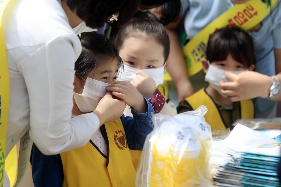 광주서 어린이들이 황사·미세먼지 예방 캠페인을 진행 중이다. (광주광역시 제공)