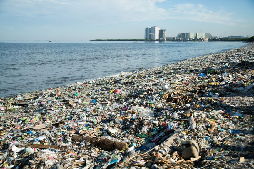 쓰레기로 뒤덮인 필리핀 바다. (몬가베이 제공)