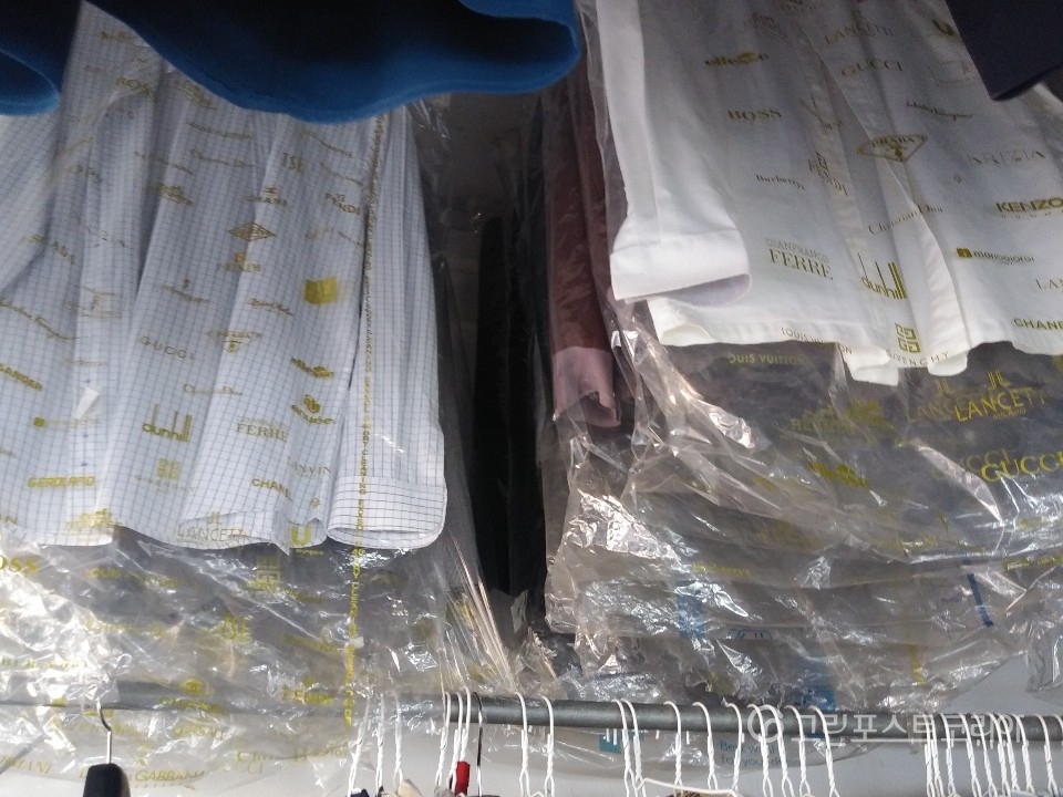 서울 한 세탁소에 세탁용 비닐에 쌓인 옷들이 걸려 있다. (서창완 기자) 2018.10.17/그린포스트코리아