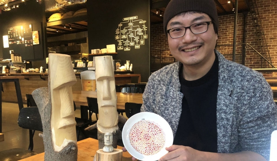 김성현 작가가 '핵맹' 작품 이미지를 넣은 그릇을 소개하고 있다.(권오경 기자)2018.11.1/그린포스트코리아