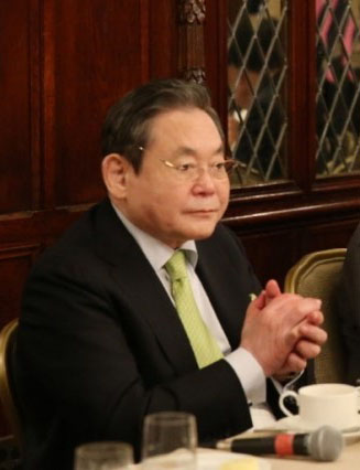 이건희 삼성그룹 회장이 2013년 5월 미국 워싱턴 해이 애덤스 호텔에서 열린 박근혜 당시 대통령 방미 수행 경제인들과의 조찬에서 박수를 치고 있다.(사진=당시 청와대 제공)
