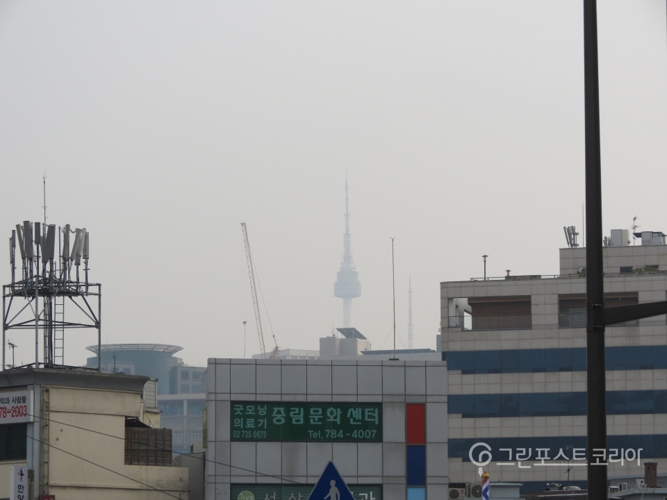 미세먼지 비상저감조치가 발령된 지난 7일 서울 남산 타워가 흐릿하게 보인다. (서창완 기자) 2018.11.7/그린포스트코리아