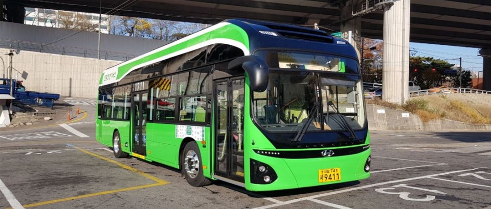 서울시가 15일 전기버스를 투입한다. 서울시는 올해 안으로 이를 25대로 확대하는 시범사업을 벌이며, 이를 통해 2025년까지 친환경 시내버스를 3000까지 늘릴 계획이다.(서울시 제공)2018.11.15/그린포스트코리아