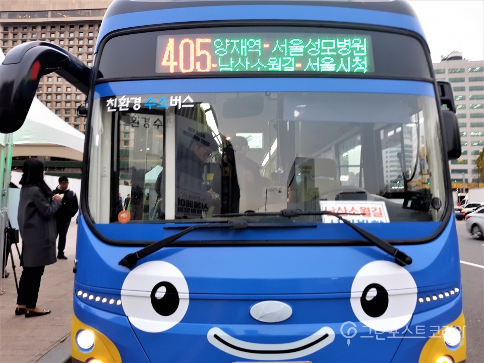 서울시가 21일 수소버스를 새로 투입했다. 수소버스는 2022년까지 전국에 1000대까지 확대될 예정이다. 이날 박원순 서울시장과 조명래 환경부 장고나 등은 서울시에 투입된 수소버스 시승식을 가졌다.
