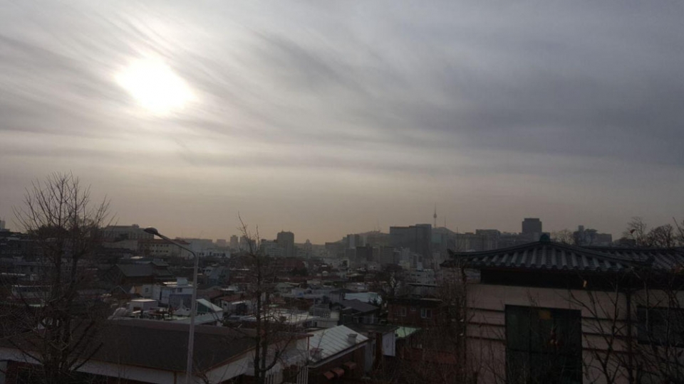 28일 오전 청와대 인근에서 촬영한 하늘. 미세먼지, 황사 탓에 뿌옇게 보인다. (사진=채석원 기자)