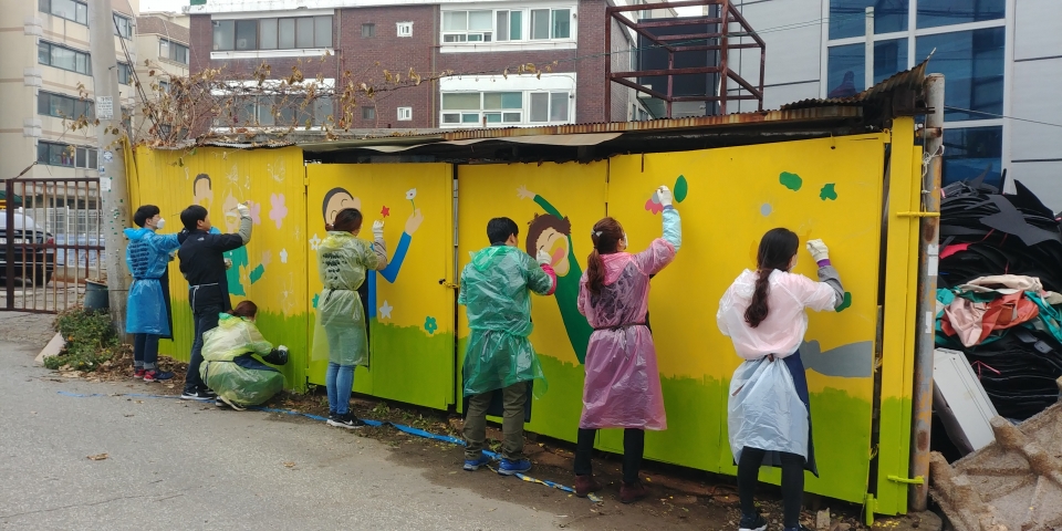 한국환경공단은 지난 27일 인천 효성동 일대에서 벽화 그리기 봉사활동을 펼쳤다. (한국환경공단 제공) 2018.11.28/그린포스트코리아