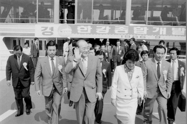 전두환 전 대통령이 1986년 9월 한강종합개발 준공식에 참석하며 손을 흔들고 있다. (국가기록원)/그린포스트코리아
