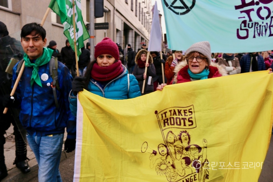 기후 행진에 참여하기 위해 폴란드 카토비체에 간 기후 정의 연합 (CJA)(Climate Justice Alliance 트위터)