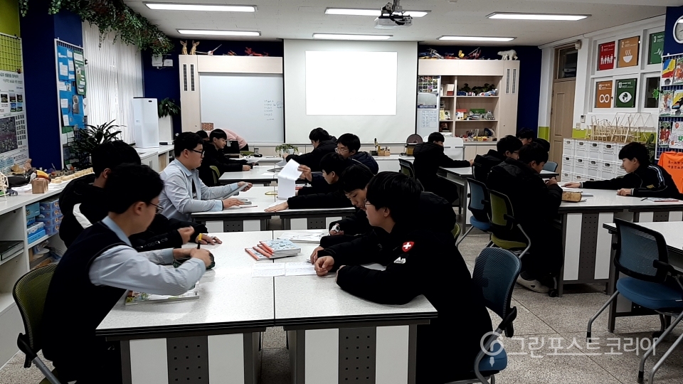 숭문중학교 2학년 2반 학생들이 지난 18일 한해 마지막 꿈꾸는 환경교실 수업을 가졌다.(주현웅 기자)2018.12.19/그린포스트코리아