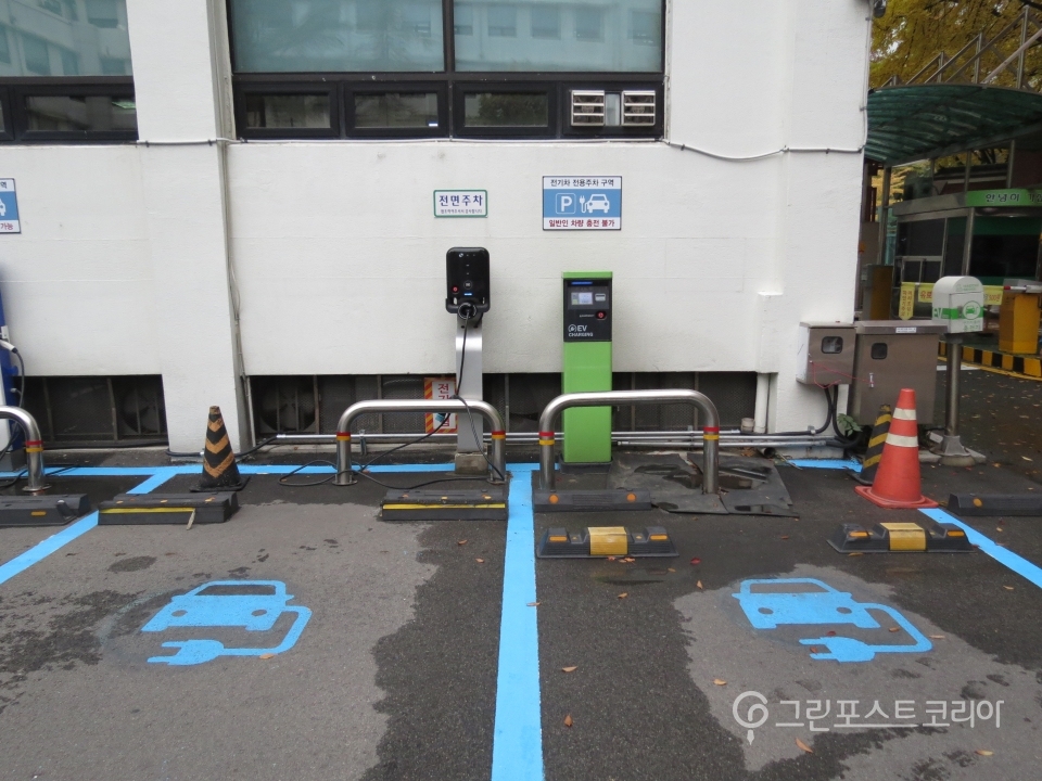 서울 종로구청 주차장에 있는 전기차 충전기. (서창완 기자) 2018.12.08/그린포스트코리아