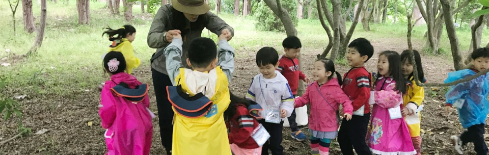 유아숲교육을 받고 있는 어린이들.(사진=전라남도산림자원연구소 제공)