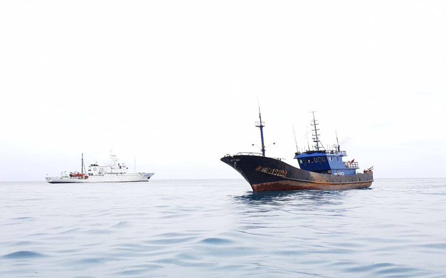 남해어업관리단이 새해 들어 불법조업 중국어선 3척을 나포했다. 사진은 조업기간 등을 위반해 적발된 A어선(해수부 제공)2019.1.7/그린포스트코리아