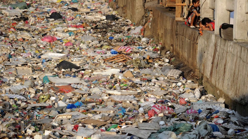 인도 갠지스강에 버려진 쓰레기들. (BBC 제공)