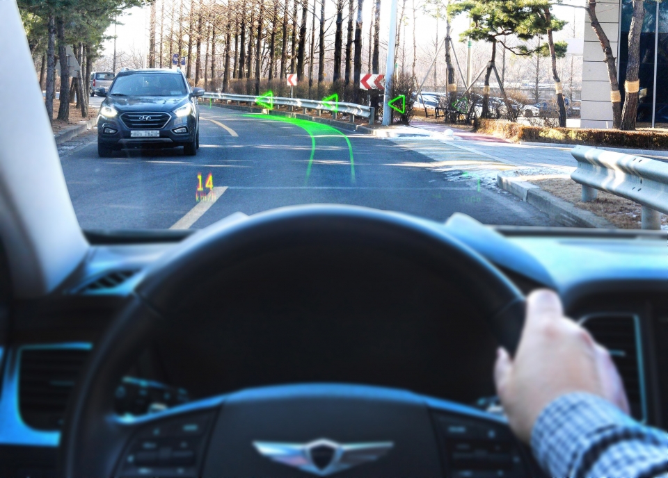현대·기아자동차 남양연구소 인근 도로에서 제네시스 G80의 전면유리에 홀로그램 증강현실 내비게이션이 실제 작동하고 있다. (사진=현대차 제공)