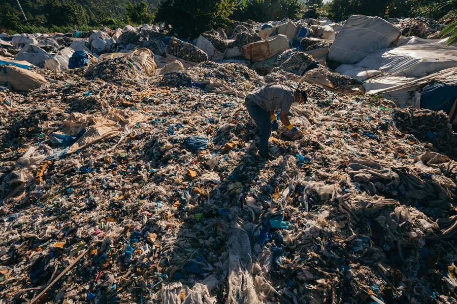 그린피스 동아시아 서울사무소가 한국이 불법 수출한 폐기물이 필리핀 현지에 쌓여 있는 모습을 담은 사진과 영상을 공개했다.2019.1.11/그린포스트코리아