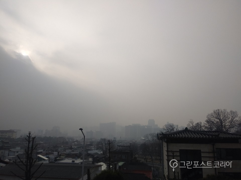 이틀 연속 미세먼지 비상저감조치가 발령된 14일 서울시 하늘의 모습. (서창완 기자) 2019.1.14/그린포스트코리아