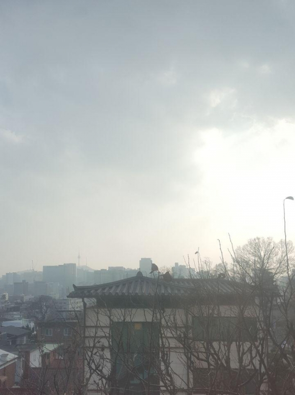 미세먼지 때문에 뿌옇게 보이는 서울 하늘. 청와대 인근에서 15일 오후 2시35분 찍은 사진이다. (채석원 기자)