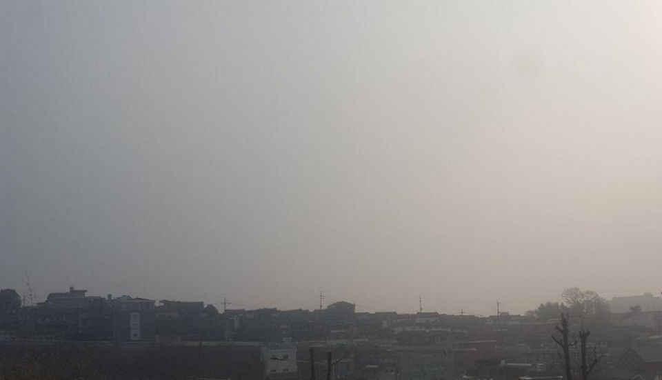 15일 오전 청와대 인근에서 촬영한 서울 하늘. 미세먼지 때문에 온통 뿌옇다. (사진=채석원 기자)