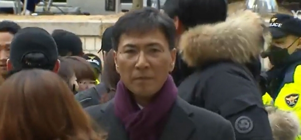 안희정 전 충남지사가 1일 항소심이 열린 서울중앙지법에 출석하고 있다.(사진=YTN 캡처)