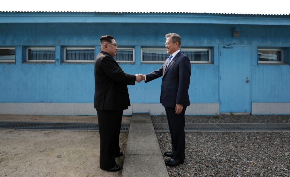 올해 북미 정상회담을 시작으로 북한의 비핵화 협상이 진전을 보인다면 국내 경제에도 큰 도움이 될 것으로 보인다. 사진은 지난해 4월 남북 정상회담 당시 두 정상의 모습.(남북정상회담 공동취재단)2019.2.7/그린포스트코리아