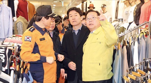 김부겸 행정안전부 장관(맨 오른쪽)이 지난해 3월 정부합동안전점검단 때 서울 을지로6가에 있는 복합쇼핑몰 밀리오레를 찾아 불시 점검하고 있다. (사진=행안부 제공)