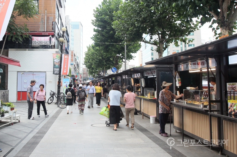 ‘거리 가게 정비사업’으로 가이드라인이 적용된 거리(서울시 제공)