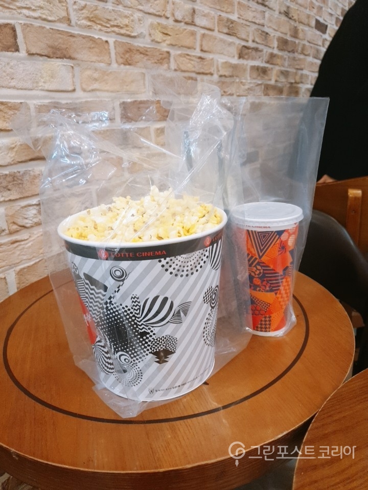 영화관에서 무상배포되는 비닐 캐리어(그린헬스코리아 제공)