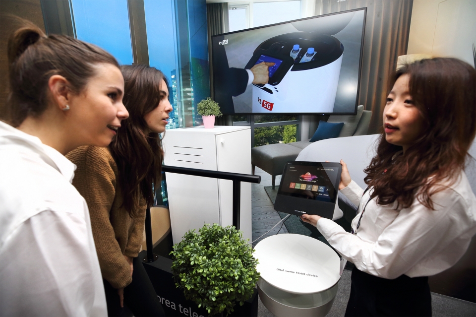 KT가 스페인 바르셀로나에서 열린 MWC 2019에서 5G AI 호텔 로봇을 공개했다.(사진=KT 제공)
