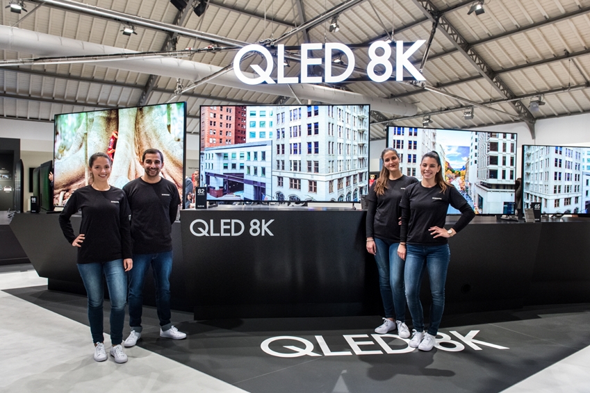 삼성전자 모델들이 ‘QLED 8K 사이니지’를 소개하고 있다. (삼성전자 뉴스룸 제공) 2019.02.26/그린포스트코리아