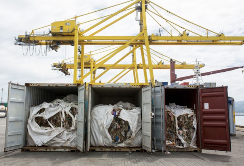 필리핀으로 불법수출된 우리나라 불법폐기물이 컨테이너에 실려 있다. (그린피스 제공)