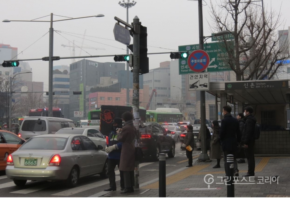 지난 25일 서울 신촌역 근처 시민들이 마스크를 쓰고 출근하고 있다. (서창완 기자) 2019.2.25/그린포스트코리아