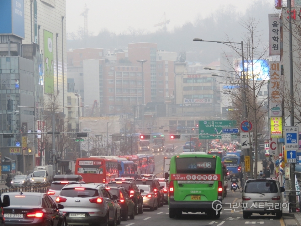 서울시 도심자동차운행제한 제도의 재설계가 필요하다는 주장이 나왔다.(그린포스트코리아 자료사진)