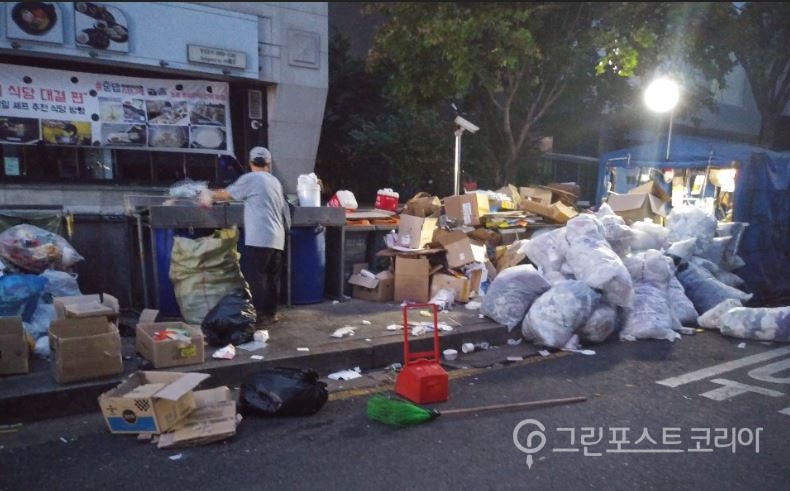 서울 마포구 한 오피스텔 폐기물 수거장에 쌓인 쓰레기를 치우고 있다. (서창완 기자) 2018.9.23/그린포스트코리아