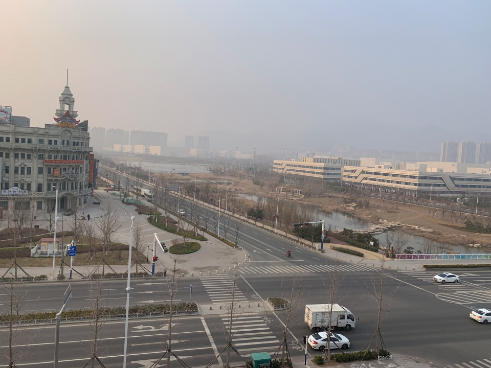 6일 중국 산둥성 칭다오에서 촬영한 사진. 고농도 미세먼지로 도시가 뿌옇게 보인다. 2019.3.6/그린포스트코리아
