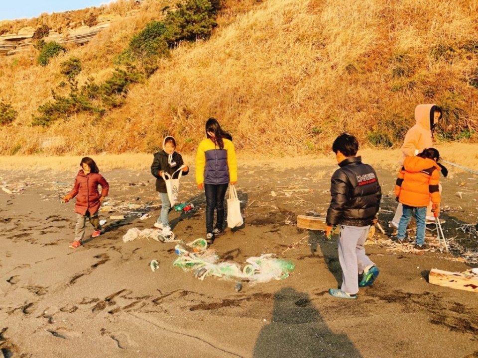'제주바다친구들' 아이들이 제주 해안가 돌며 버려진 쓰레기를 수거하는 모습.(사진 핫핑크돌핀스 제공)