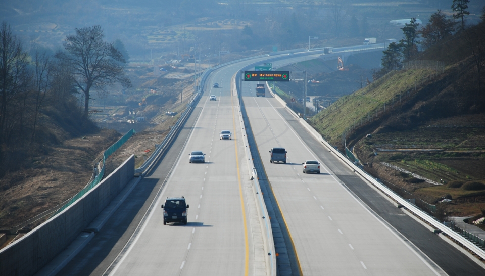 일주일 가까이 고농도 미세먼지가 기승을 부리고 있는 가운데, 한국도로공사가 고속도로 미세먼지 저감 대책 계획을 7일 발표했다. (사진 한국도로공사 제공)