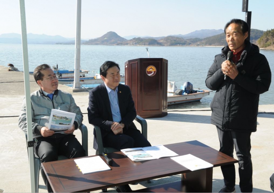 김영춘 해양수산부 장관(가운데)이 1월 24일 어촌뉴딜 300사업 대상지로 선정된 순천시 화포항을 방문해 지역주민들의 의견을 듣고 있다. (해양수산부 제공)