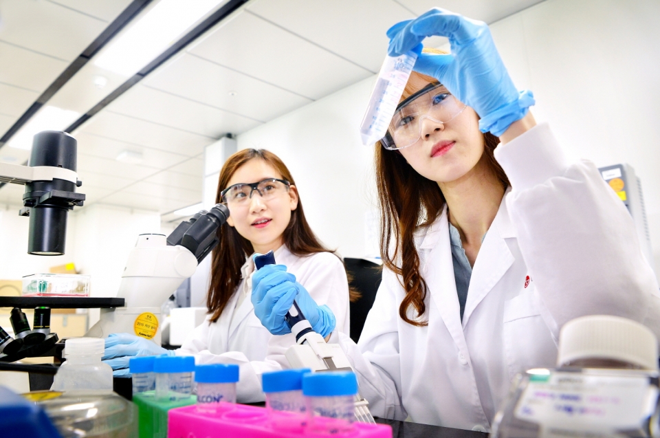 LG화학 생명과학사업본부 연구원들이 바이오 분석을 수행하고 있다. (LG화학 제공) 2019.03.11/그린포스트코리아