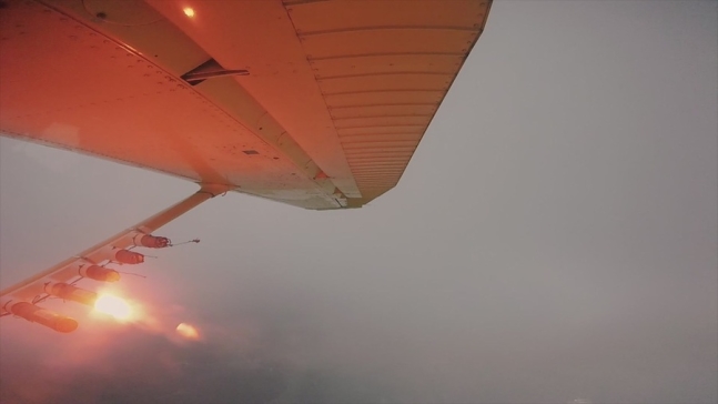 기상항공기가 인공강우를 만들기 위해 연소탄을 이용해 구름씨앗인 요오드화은을 살포하고 있다.(사진=기상청 제공)