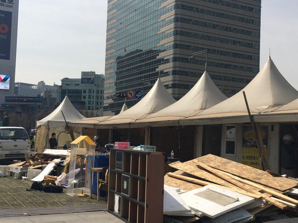 2014년 7월 처음 설치된 이후 약 4년 8개월 운영됐던 서울 광화문 광장 세월호 분향소 천막이 철거되고 있다.(박소희 기자)/2019.03.18/그린포스트코리아