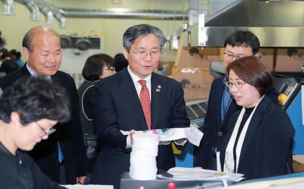 성윤모 산업통상자원부 장관이 섬유가공업체 ‘씨엠에이글로벌’을 방문했다.(산업통상자원부 제공)2019.3.22/그린포스트코리아