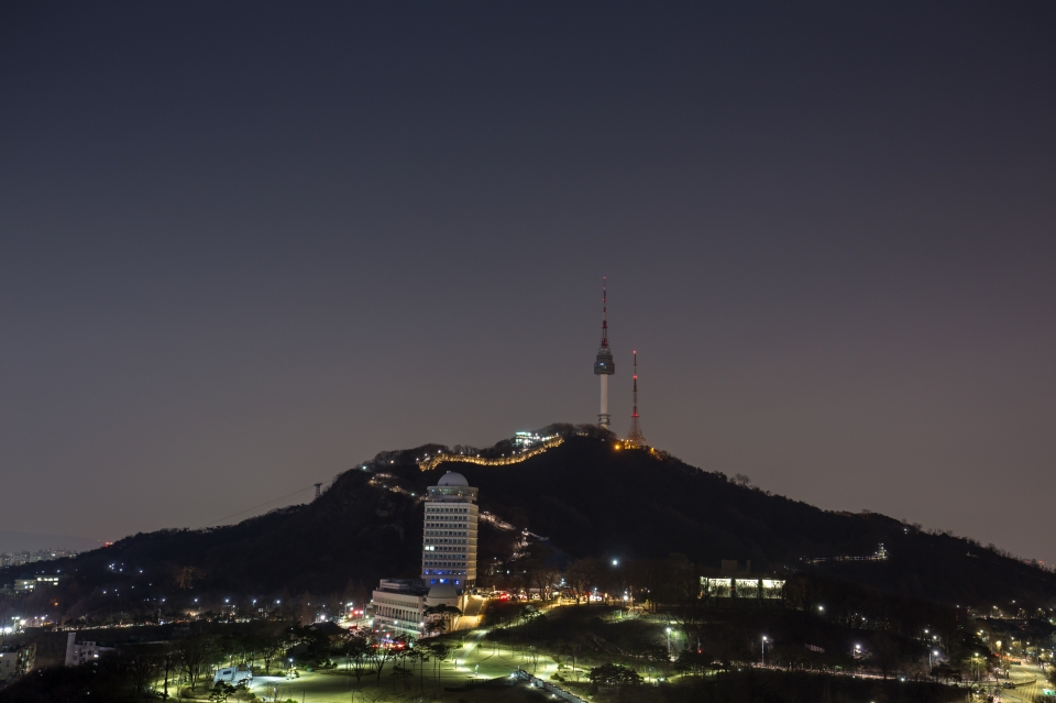 지난해 '지구촌 전등 끄기' 행사에 참여해 불 꺼진 남산N타워. (서울시 제공)