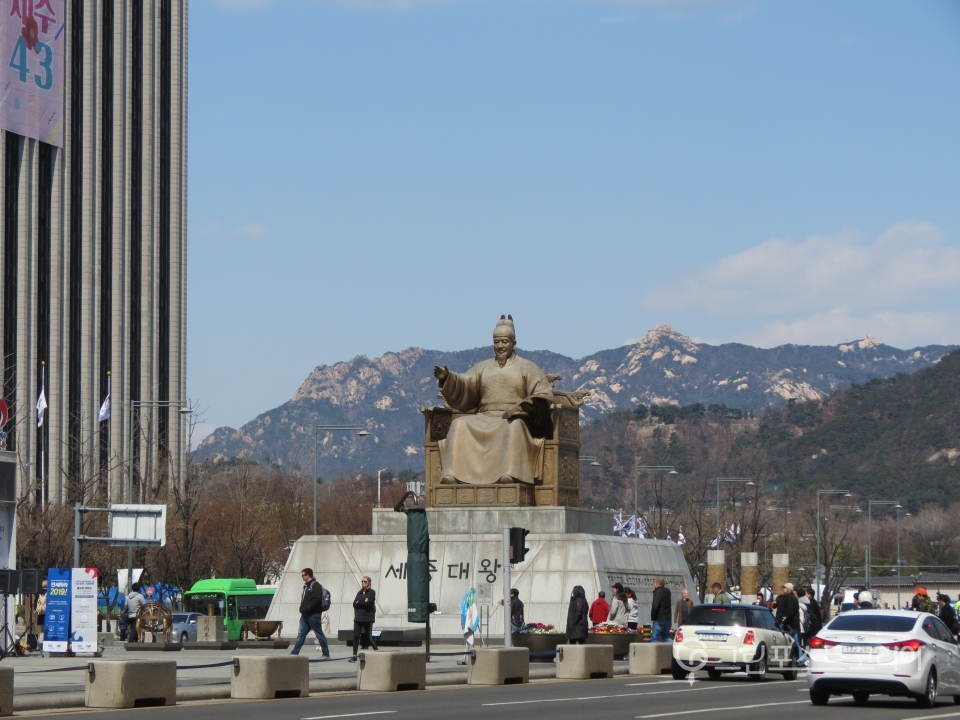 1일 오후 서울 광화문 세종대왕상 앞에 시민들이 모여 있다. (서창완 기자) 2019.4.1/그린포스트코리아