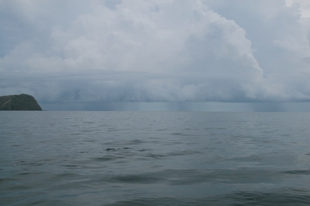 폭풍과 함께 비가 내리고 있는 코스타리카 앞바다에 형성된 물주머니는 근처 바다뱀의 수원지 역할을 한다. (사진=플로스 원)
