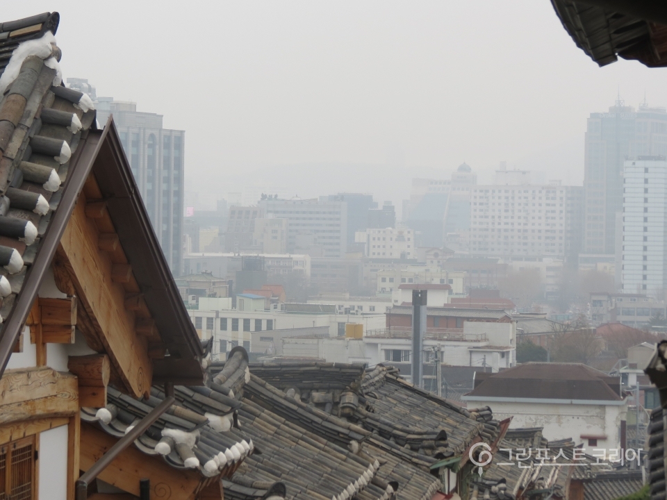 지난달 6일 고농도 미세먼지 비상저감조치가 발령된 서울 북촌에서 바라본 하늘. (서창완 기자)
