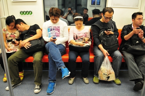 지하철에서 휴대전화를 사용하고 있는 중국 승객들(본사 DB)