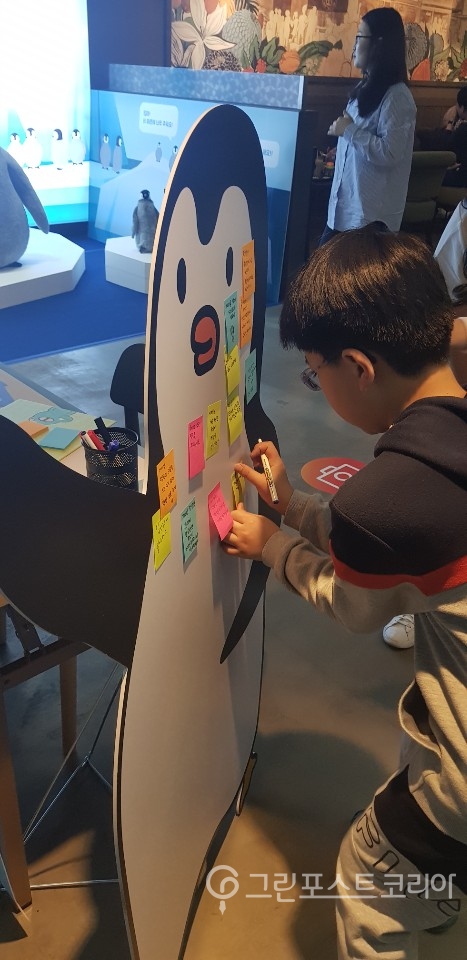 한 아이가 4일 '헬로우 베이비 펭귄' 행사에 참여해 펭귄에게 전하는 메시지를 적고 있다. (이병욱 기자) 2019.5.4/그린포스트코리아