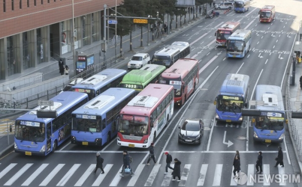 우려했던 버스대란이 잘 마무리된 15일 서울역앞 도로에 줄지어 서 있는 버스들(뉴스핌)